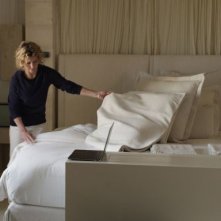 Viaggio sola: Margherita Buy alle prese con la sistemazione delle lenzuola in una scena del film