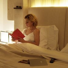 Viaggio sola: Margherita Buy legge un libro prima di dormire in una scena del film