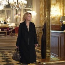 Viaggio sola: Margherita Buy nella hall di un albergo in una scena del film