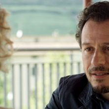 Viaggio sola: Stefano Accorsi in un bel primo piano tratto dal film