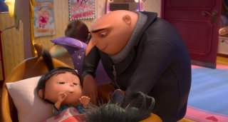 Cattivissimo me 2: Gru cerca di far addormentare la piccola Margo in un'immagine del film animato