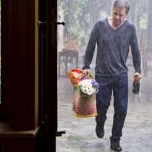 Fiori, champagne e pioggia per Jonathan Zaccaï nel film Sous le figuier