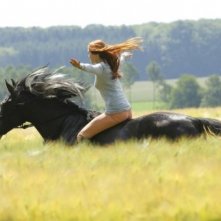Hanna Höppner in sella ad Ostwind, il cavallo del film.
