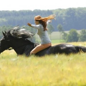 Hanna Höppner in sella ad Ostwind, il cavallo del film.