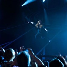 Isla Fisher appesa ad un filo in una spettacolare scena di Now You See Me