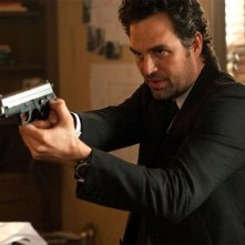 Now You See Me: Mark Ruffalo impugna la sua pistola in una scena del film