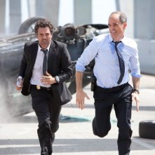 Now You See Me: Michael Kelly e Mark Ruffalo corrono in una scena del film