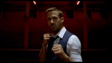 Ryan Gosling in posizione di combattimento in Only God Forgives