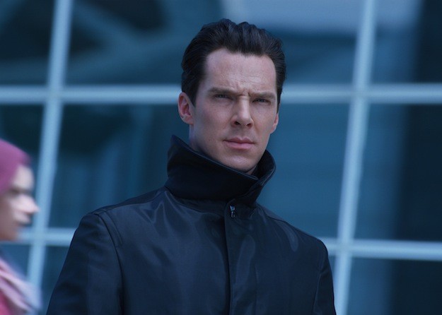 Un primo piano di Benedict Cumberbatch, protagonista di Into Darkness - Star Trek
