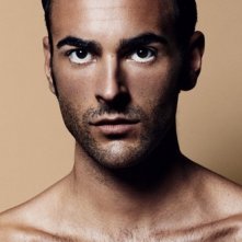 Un ritratto di Marco Mengoni