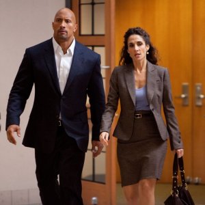 Dwayne 'The Rock' Johnson con Melina Kanakaredes nel film Snitch - L'infiltrato