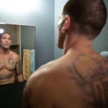 I tatuaggi di Jon Bernthal allo specchio in una scena del film Snitch - L'infiltrato