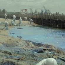 Pacific Rim: operai impegnati nella ricostruzione della città dopo l'attacco dei Kaiju