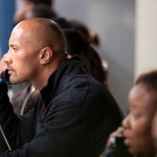 Snitch - L'infiltrato: Dwayne 'The Rock' Johnson in una scena del film in visita carceraria