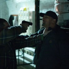 Snitch - L'infiltrato: Dwayne 'The Rock' Johnson minacciato da un malvivente in una scena