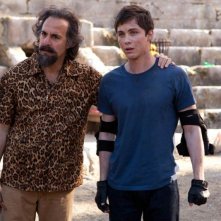 Percy Jackson e gli dei dell'olimpo: Il mare dei mostri: Stanley Tucci con Logan Lerman in una scena del film