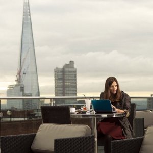 Doctor Who: Jenna-Louise Coleman in un'immagine tratta dall'episodio The Bells of St John