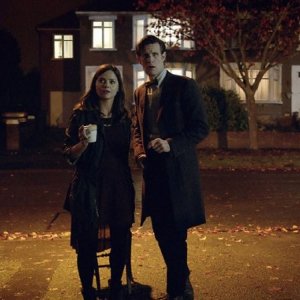 Doctor Who: Matt Smith e Jenna-Louise Coleman in un momento dell'episodio The Bells of St John