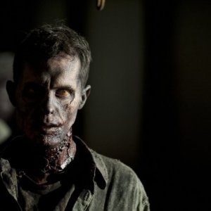 The Walking Dead: il primo piano di un Errante nell'episodio Vendetta