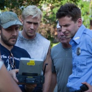 Bradley Cooper in divisa sul set del thriller Come un tuono insieme al regista Derek Cianfrance e a Ryan Gosling