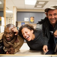 Come un tuono: Eva Mendes divertita al regista Derek Cianfrance sul set del film