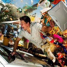 Mark Wahlberg in fuga nel caos in una scena di Suda e cresci