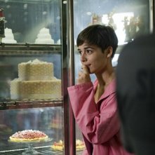 Nina Diane Fleri Davanti Ad Una Pasticceria In Una Scena Del Film 270073
