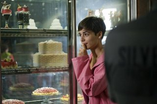 Nina: Diane Fleri davanti ad una pasticceria in una scena del film