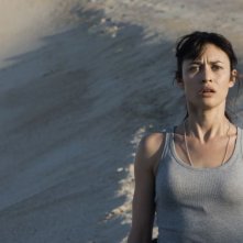 Oblivion: lo sguardo terrorizzato di Olga Kurylenko in una scena del film