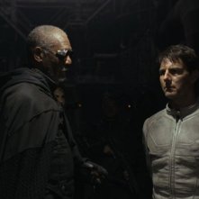 Oblivion: Morgan Freeman e Tom Cruise in una scena del film
