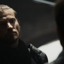 Oblivion: Nikolaj Coster-Waldau in una scena tratta dal film