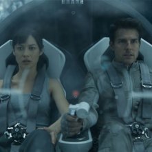 Oblivion: Olga Kurylenko e Tom Cruise in un'immagine in volo del film