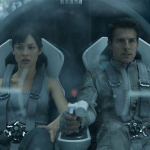 Oblivion: Olga Kurylenko e Tom Cruise in un'immagine in volo del film