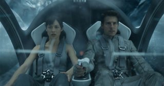 Oblivion: Olga Kurylenko e Tom Cruise in un'immagine in volo del film