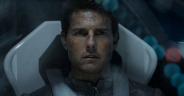 Oblivion: un intenso primo piano di Tom Cruise tratto dal film