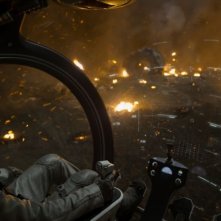 Oblivion: una suggestiva inquadratura di Tom Cruise a bordo del suo elicottero