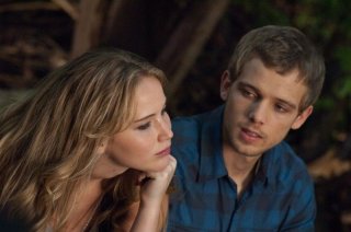 Jennifer Lawrence insieme a Max Thieriot in una scena di Hates - House at the End of the Street