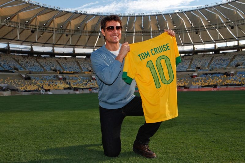 Oblivion: Tom Cruise con la maglia del Brasile allo stadio Maracanà durante la premiere del film