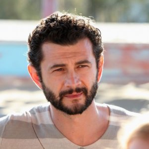 Passione sinistra: un bel primo piano di Vinicio Marchioni tratto dal film