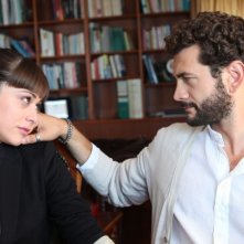 Passione sinistra: Vinicio Marchioni accarezza dolcemente Valentina Lodovini in una scena