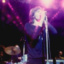 The Rolling Stones Crossfire Hurricane: Mick Jagger canta durante un concerto in un'immagine del documentario