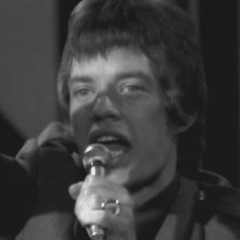 The Rolling Stones Crossfire Hurricane: Mick Jagger durante un concerto in una scena del documentario