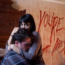 You're next: due delle vittime si abbracciano mentre cercano di sfuggire ai killer