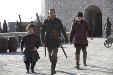 Game of Thrones: Peter Dinklage, Jerome Flynn e Daniel Portman in una scena dell'episodio Valar Dohaeris