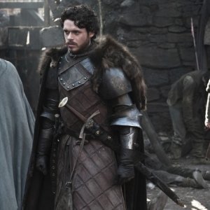 Game of Thrones: Richard Madden in una scena dell'episodio Valar Dohaeris