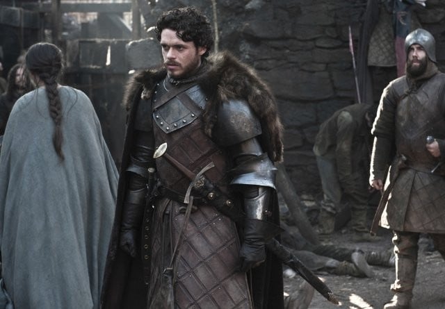 Game of Thrones: Richard Madden in una scena dell'episodio Valar Dohaeris