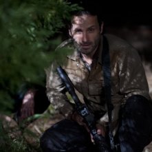 The Walking Dead: Andrew Lincoln in una scena dell'episodio Nelle tombe