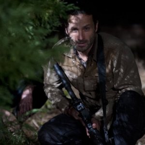 The Walking Dead: Andrew Lincoln in una scena dell'episodio Nelle tombe