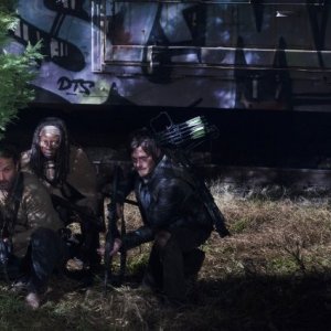 The Walking Dead: Andrew Lincoln, Norman Reedus e Danai Gurira in azione nell'episodio Nelle tombe