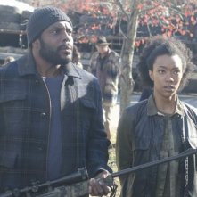 The Walking Dead: David Morrissey con Travis Love, Chad Coleman e  Sonequa Martin in una scena dell'episodio Nelle tombe